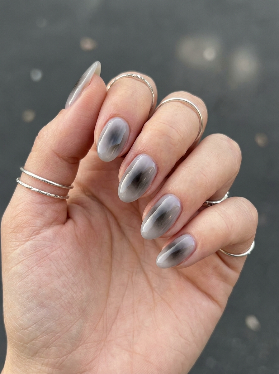 Smoky Black Aura Nails als Halloween Nägel Inspiration 2026